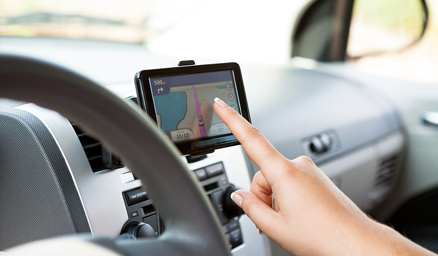 GPS portátil siendo usado en un coche, para ilustrar el post "cómo funciona el localizador gps" en el post de ANOVO care